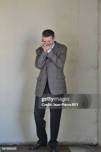 Frédéric Péchenard au téléphone le 31 octobre 2011 au Raincy, France.