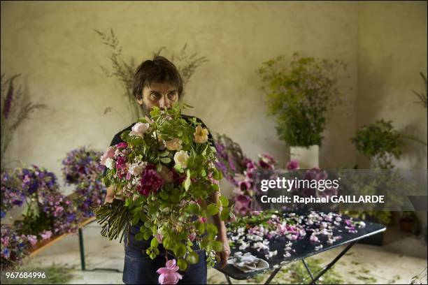 Karl Fuche, fleuriste cheri des Japonaises a Bizou le 29 juin 2013 dans le Perche, France. Travail sur l'art du bouquet, trois bonnes heures y seront...