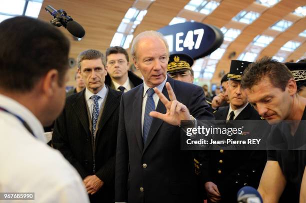 Brice Hortefeux c'est rendu à l'aéroport de Roissy pour le renforcement de la sécurité aérienne dans les aéroports le 30 décembre 2009 à Roissy,...