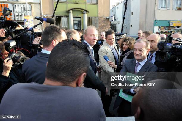 Brice Hortefeux avec Michel Gaudin au commissariat de police le 26 mars 2010 à Sevran, France.