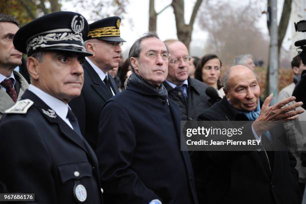 Le ministre de l'Intérieur Claude Guéant et Serge Dassault dans la cité des Tarterets le 24 novembre 2011, France.