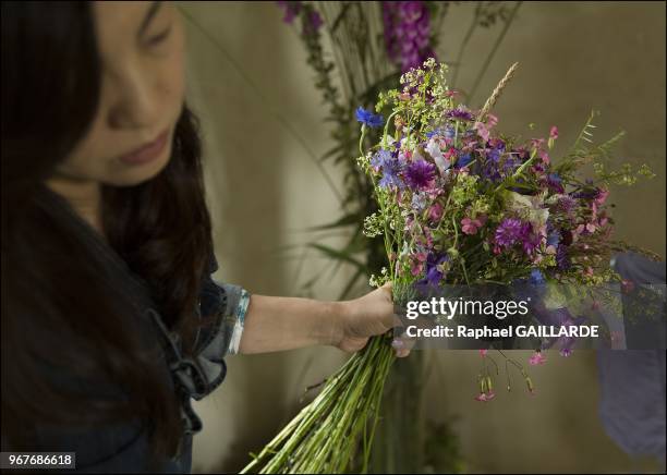 Karl Fuche, fleuriste cheri des Japonaises a Bizou le 29 juin 2013 dans le Perche, France. Travail sur l'art du bouquet, trois bonnes heures y seront...