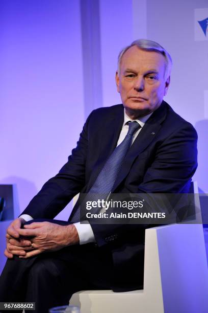 Portrait du Premier ministre Jean-Marc Ayrault lors de l'inauguration de la mise en service de la ligne de TER tram-train entre Nantes et...