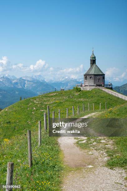 kapelle am wallberg in der nähe von see tegernsee - tegernsee see stock-fotos und bilder