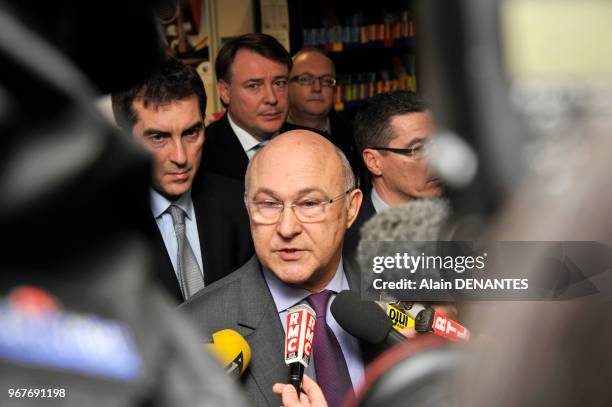 Michel Sapin, Ministre du travail, de l'Emploi, de la Formation professionnelle et du Dialogue social, repond aux questions des journalistes dans...
