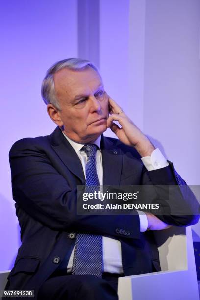 Portrait du Premier ministre Jean-Marc Ayrault lors de l'inauguration de la mise en service de la ligne de TER tram-train entre Nantes et...