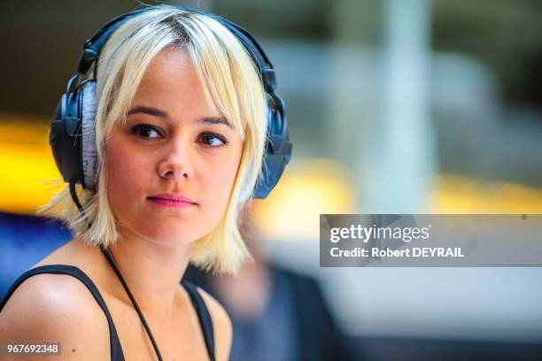 La chanteuse Alizée lors d'un show case au centre commercial de la Part-Dieu le 14 Mai 2014, Lyon, France.