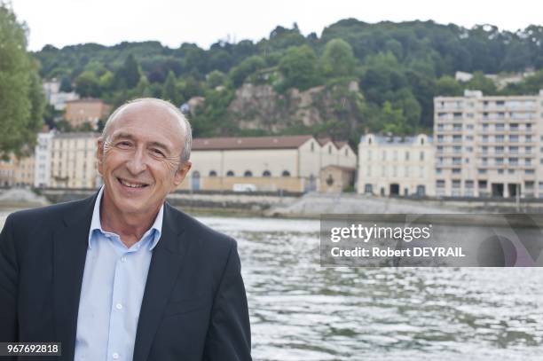 Gerard Collomb senateur maire socialiste de Lyon fait le tour des chaniers de la ville, du tunnel de la Croix Rousse renove, aux berges de Saone...