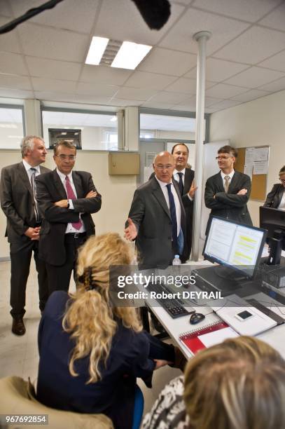 Michel Sapin, ministre du travail, visite un centre de formation pour adultes le 30 septembre 2013 a Venissieux dans le Rhone, France.