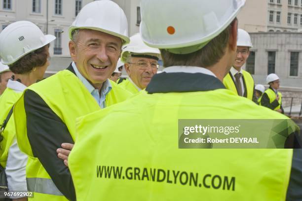 Gerard Collomb senateur maire socialiste de Lyon fait le tour des chaniers de la ville, du tunnel de la Croix Rousse renove, aux berges de Saone...