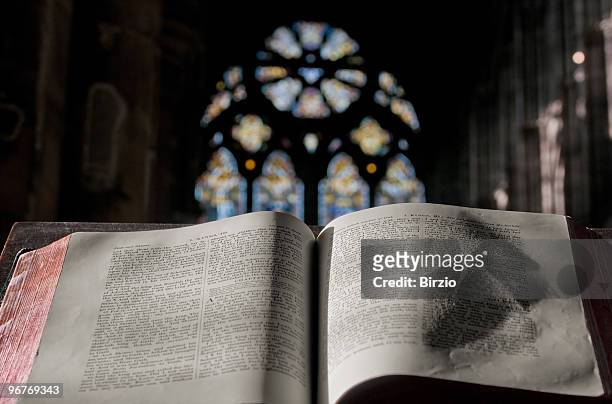 segnung in der kirche (horizontal - leaded glass stock-fotos und bilder