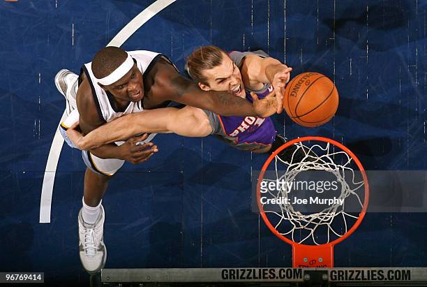 Zach Randolph of the Memphis Grizzlies battles for a rebound against Louis Amundson of the Phoenix Suns on February 16, 2010 at FedExForum in...