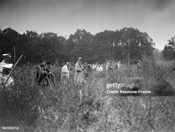 Monsieur Flandin, accompagné de rabatteurs et de gardes, à la chasse dans la forêt de Rambouillet, France le 14 novembre 1934.