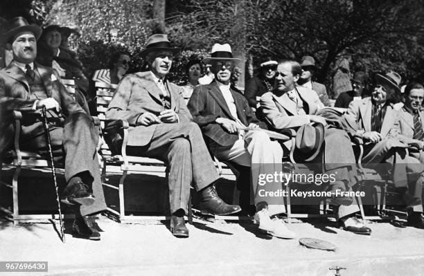 Le roi Gustave V de Suède et son frèrele prince Eugène suit avec intérêt une partie de tennis lors du tournoi à Cannes, France le 29 mars 1935.