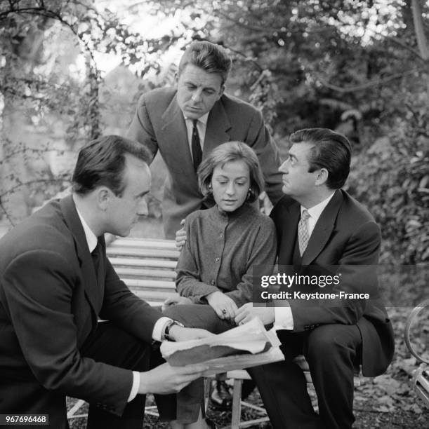 Annie Girardot, entourée des acteurs François Périer et Gérard Burh et du réalisateur Jean-Charles Dudrumet sur le tournage de 'La Corde Raide', à...