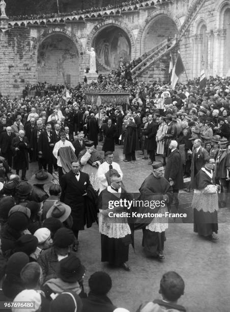 Le cardinal Verdier dans la procession du Saint-Sacrement à Lourdes, France le 27 avril 1935.