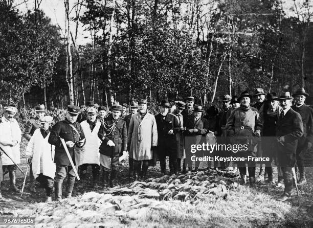 Les sénateurs réunis pour une partie de chasse, avec le général Braconnier, Lucien Hubert, sénateur des Ardennes, Marcel Régnier, sénateur de...