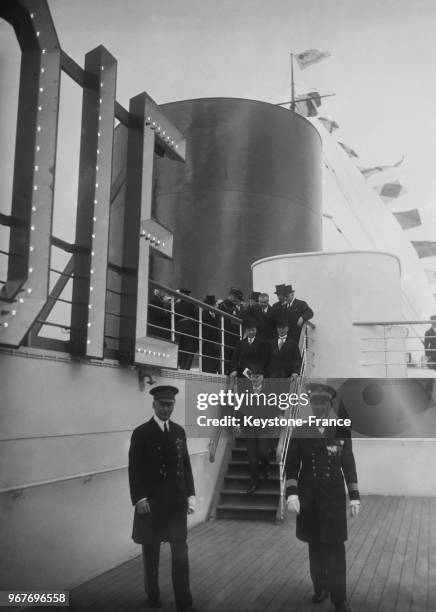 Le Président de la République Albert Lebrun et les officiels montent au pont supérieur du paquebot 'Normandie', Le Havre, France le 24 mai 1935.