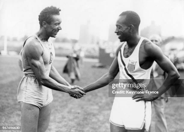 Le coureur américain Harrison Dillard vient de gagner la finale du 200m et est félicité par le Français René Valmy, au stade de Colombes, France le...