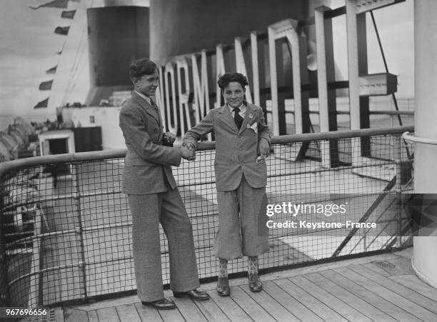 Les deux jeunes garçons, Peter Dudan ambassadeur des garçons américains et Roger Echegut, ambassadeur des garçons de France photographiés sur le pont...