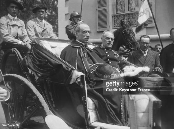 Monseigneur Pacelli et le préfet Monsieur Vié assis dans le carrosse, à Lourdes, France le 26 avril 1935.