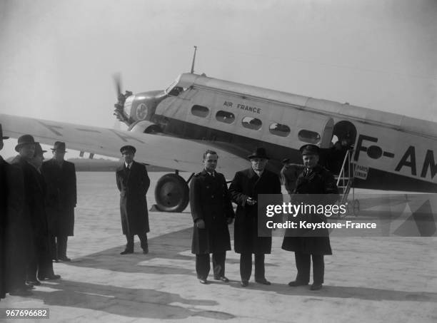 Le ministre d'état Joseph Paul-Boncour, partant pour Londres où particeipera au conseil de la société des nations, à l'aéroport du Bourget, France,...