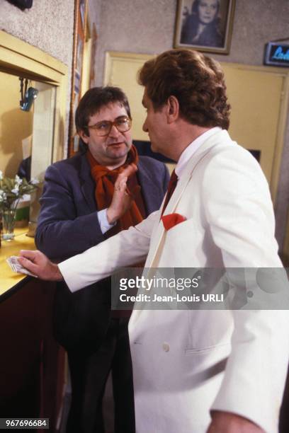 Eddy Mitchell avec le producteur et réalisateur Gérard Jourd'hui lors de l'émission télévisée 'La Dernière séance' le 24 janvier 1984 à Paris, France.