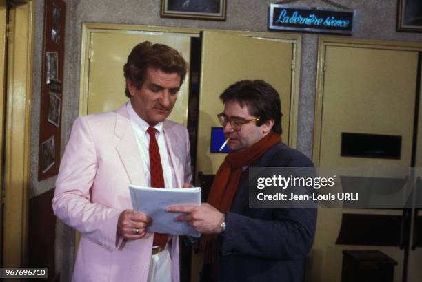 Eddy Mitchell avec le producteur et réalisateur Gérard Jourd'hui lors de l'émission télévisée 'La Dernière séance' le 24 janvier 1984 à Paris, France.