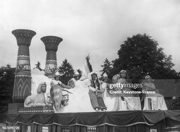 Le Prince Rainier et la Princesse Antoinette de Monaco sur le char de la Vierge Noire lors de la procession religieuse de Notre-Dame-de-Liesse, le 23...