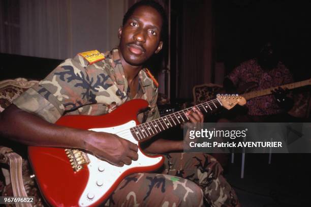 Le président Thomas Sankara jouant de la guitare électrique le 17 novembre 1986 au Burkina Faso.