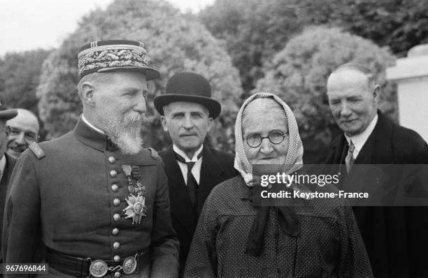 Le général Henri Gouraud et Malvina, cantinière depuis 64 ans dans cette école, lors d'un déjeuner de 1000 anciens Saint-Cyriens à l'école spéciale...