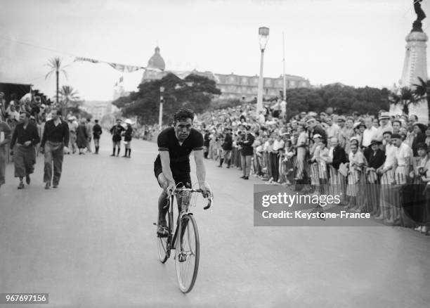 Le cycliste belge Jean Aerts, vainqueur de l'étape, à son arrivée à Nice, France le 15 juillet 1935.