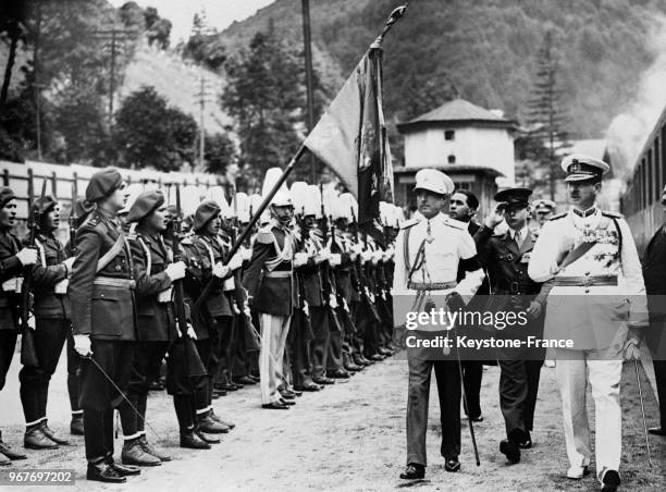 Sa descente du train en gare de Sinaia, le Prince-Régent Paul de Yougoslavie et le roi Carol de Roumanie passent en revue les troupes, derrière le...