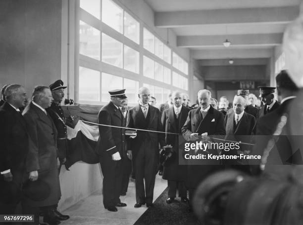 Le Président de la République Albert Lebrun coupe le ruban traditionnel à l'entrée de la gare maritime, Le Havre, France le 24 mai 1935.