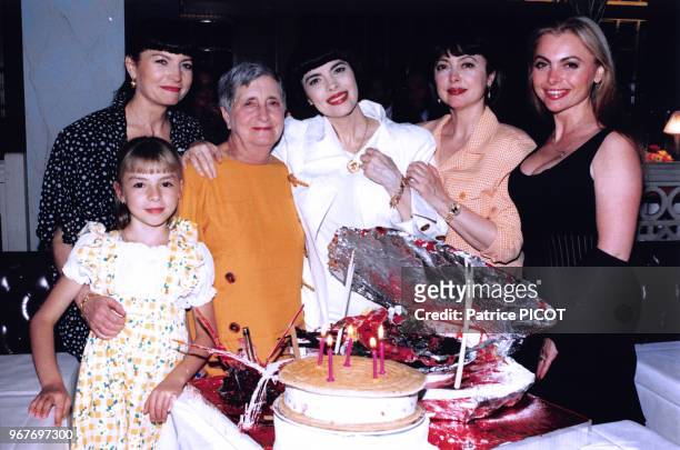 La chanteuse Mireille Mathieu entourée de ses proches pour célébrer ses 50 ans au Manoir de Paris le 22 juillet 1996 à Paris, France.