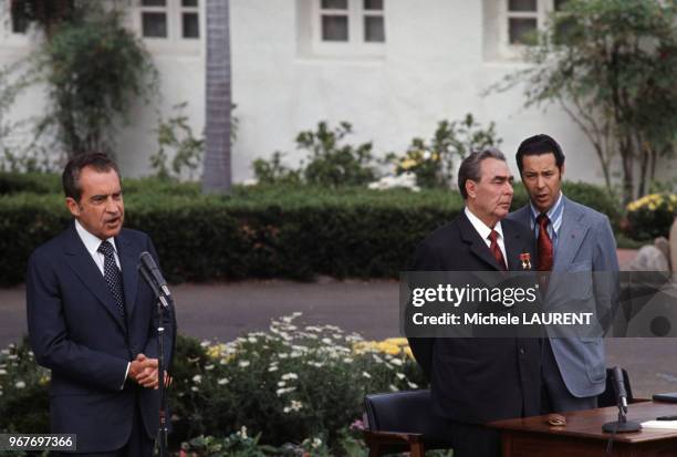 Le président Richard Nixon et le secrétaire général Léonid Brejnev - avec son interprète - lors de la signature d'un accord sur le nucléaire le 21...