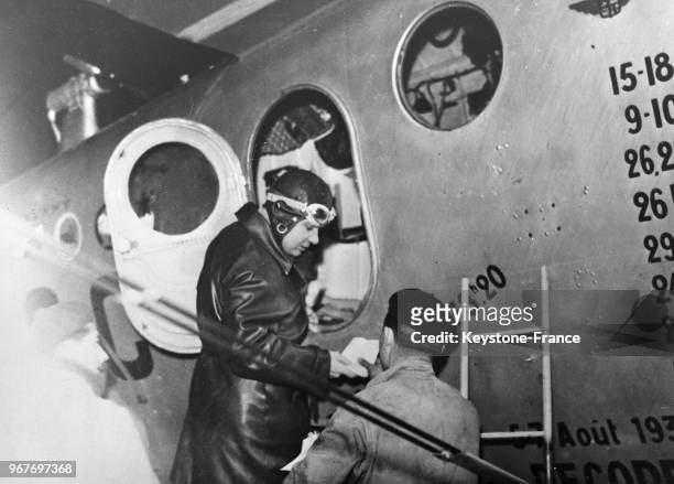 Aviateur Rossi s'apprête à monter à bord de l'avion 'Joseph Le Brix', à Istres, France le 18 février 1935.