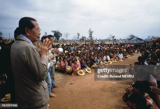 Son Sann, Premier Ministre du gouvernement de coalition en visite dans un camp de réfugiés khmers à la frontière thaïlandaise, 26 janvier 1985,...