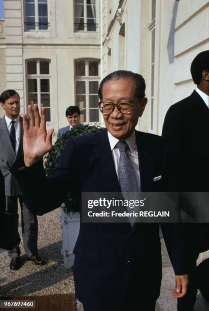 Son Sann, Premier Ministre du gouvernement de coalition, arrive à la Conférence internationale sur le Cambodge, 25 juillet 1989, La Celle Saint...