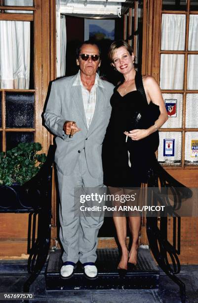 Portrait de l'acteur américain Jack Nicholson et de sa compagne Rebecca Broussard pour la présentation de son film 'Wolf' le 26 juillet 1994 à Paris,...