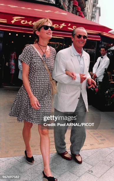 Portrait de l'acteur américain Jack Nicholson et de sa compagne Rebecca Broussard pour la présentation de son film 'Wolf' le 26 juillet 1994 à Paris,...