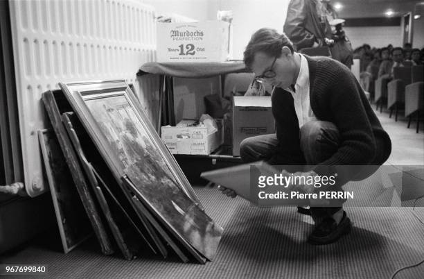 Tabelaux dans une salle des ventes le 28 septembre 1981 à Rambouillet, France.