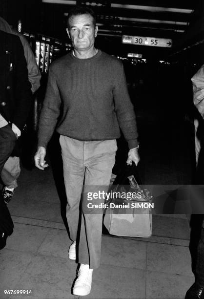 Après son abandon dans la Course du Rhum le skipper Eric Tabarly rentre en France;le voici à l'aéroport le 15 novembre 1986 à Roissy, France.