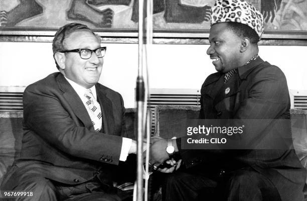 Le secrétaire d'État américain Henry Kissinger et Jean Nguza Karl-I-Bond, ministre des Affaires étrangères zaïrois le 28 avril 1976 à Kinshasa, Zaïre.