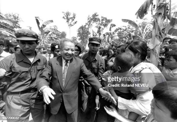 Le prince Norodom Sihanouk dans le village Khmer rouge de Phum Thmey pour recevoir les lettres de créance dambassadeurs le 30 avril 1983, Cambodge.