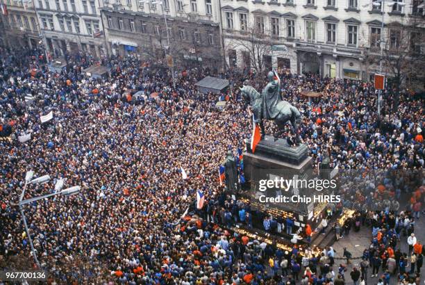 Vue aérienne d'une manifestation pour la démocratie place du Musée national le 21 novembre 1989 à Prague en République tchèque.