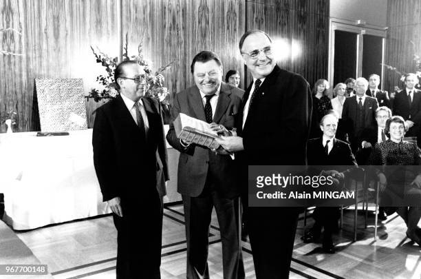 Franz Josef Strauss, leader du parti politique bavarois CSU, au centre avec le numéro un de la CDU Helmut Kohl le 14 septembre 1980 à Munich,...