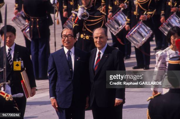 Portrait de l'Empereur japonais Akihito et du président français François Mitterrand lors du sommet des Sept à la Pyramide du louvre le 14 juillet...