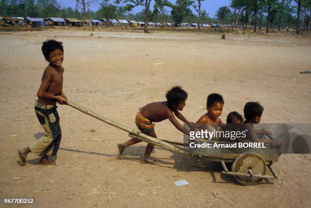 Enfants Khmer réfugiés le 26 mars 1985 en Thaïlande.