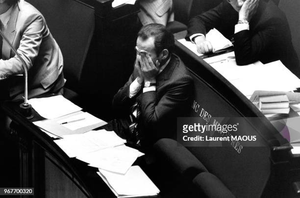 Le garde des Sceaux Robert Badinter les mains sur le visage lors du débat sur l'abolition de la peine de mort à l'Assemblée nationale le 18 septembre...
